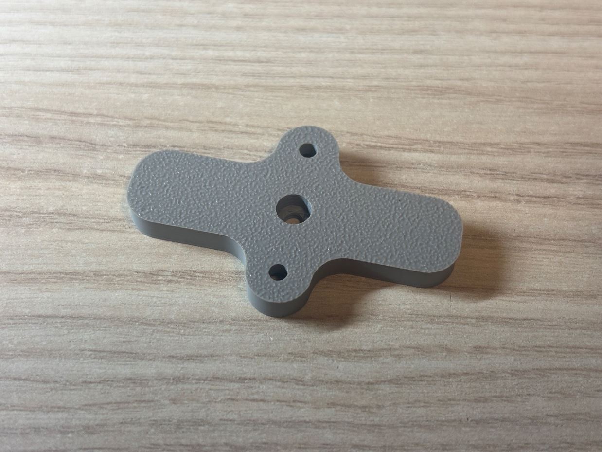 Vytištěný úchyt drona. / Printed drone mount.