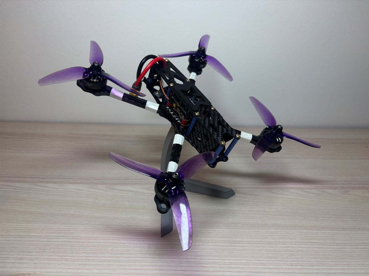Hotový dron na stojanu. / Finished drone on the stand.