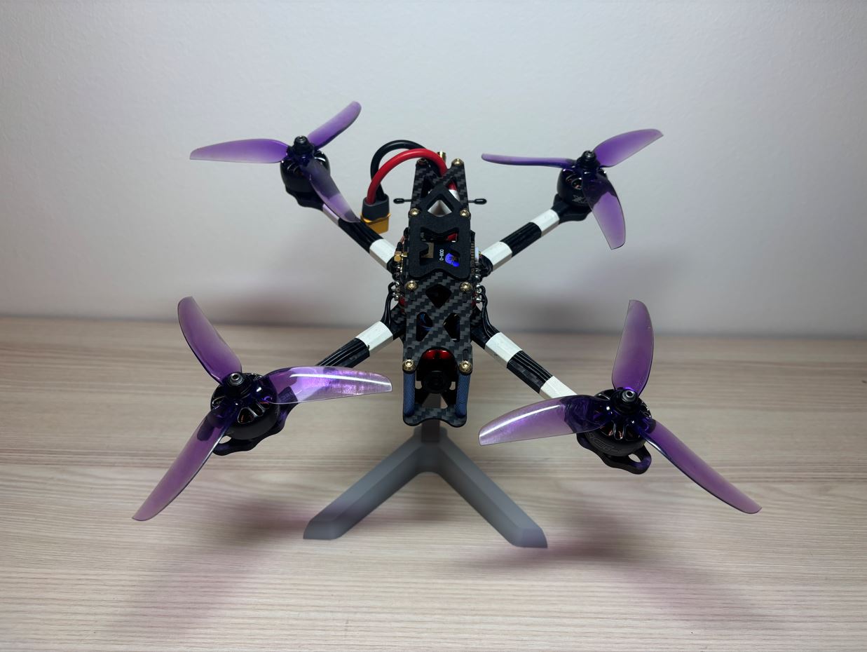 Hotový dron zepředu / Finished drone front view