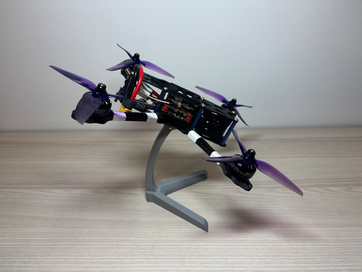Hotový dron zboku / Finished drone side view