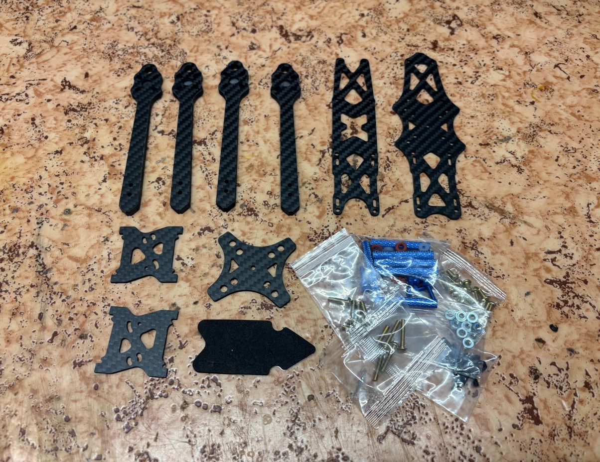 Součástky pro složení rámu. / Components for frame assembly.