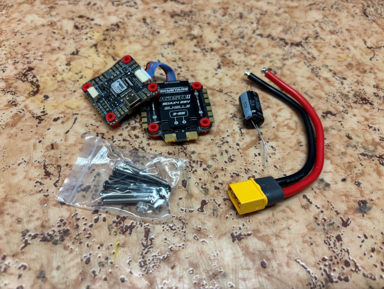 Obsah balení řídící jednotky a regulátory. / Flight controller and ESC package contents.