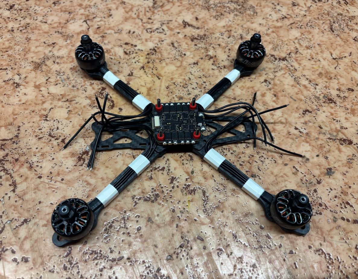 Pocínovaný regulátor na rámu. / Tinned ESC on the frame.