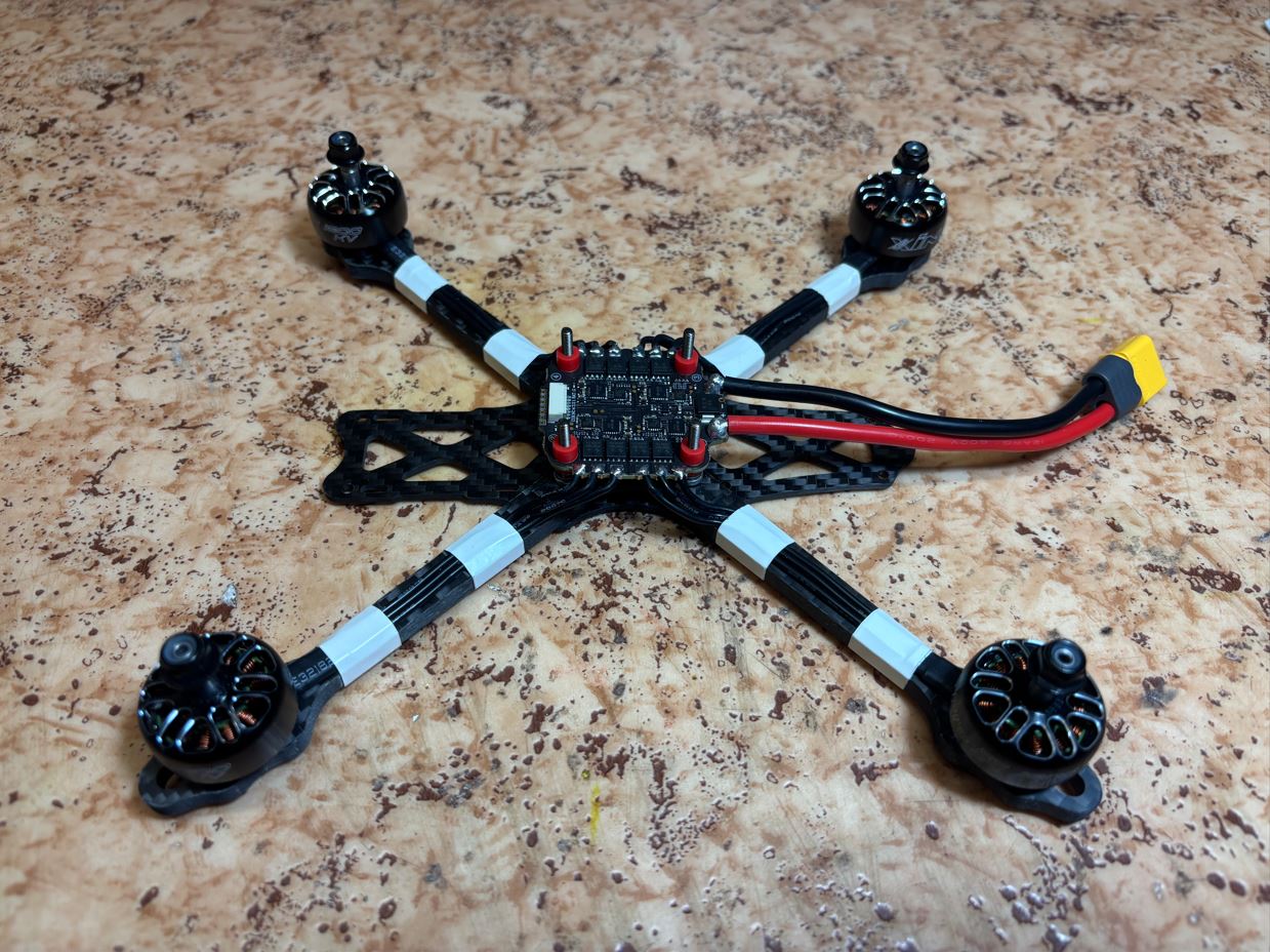 Regulátor s připájenými motory a konektorem pro baterii. / ESC with soldered motors and battery connector.