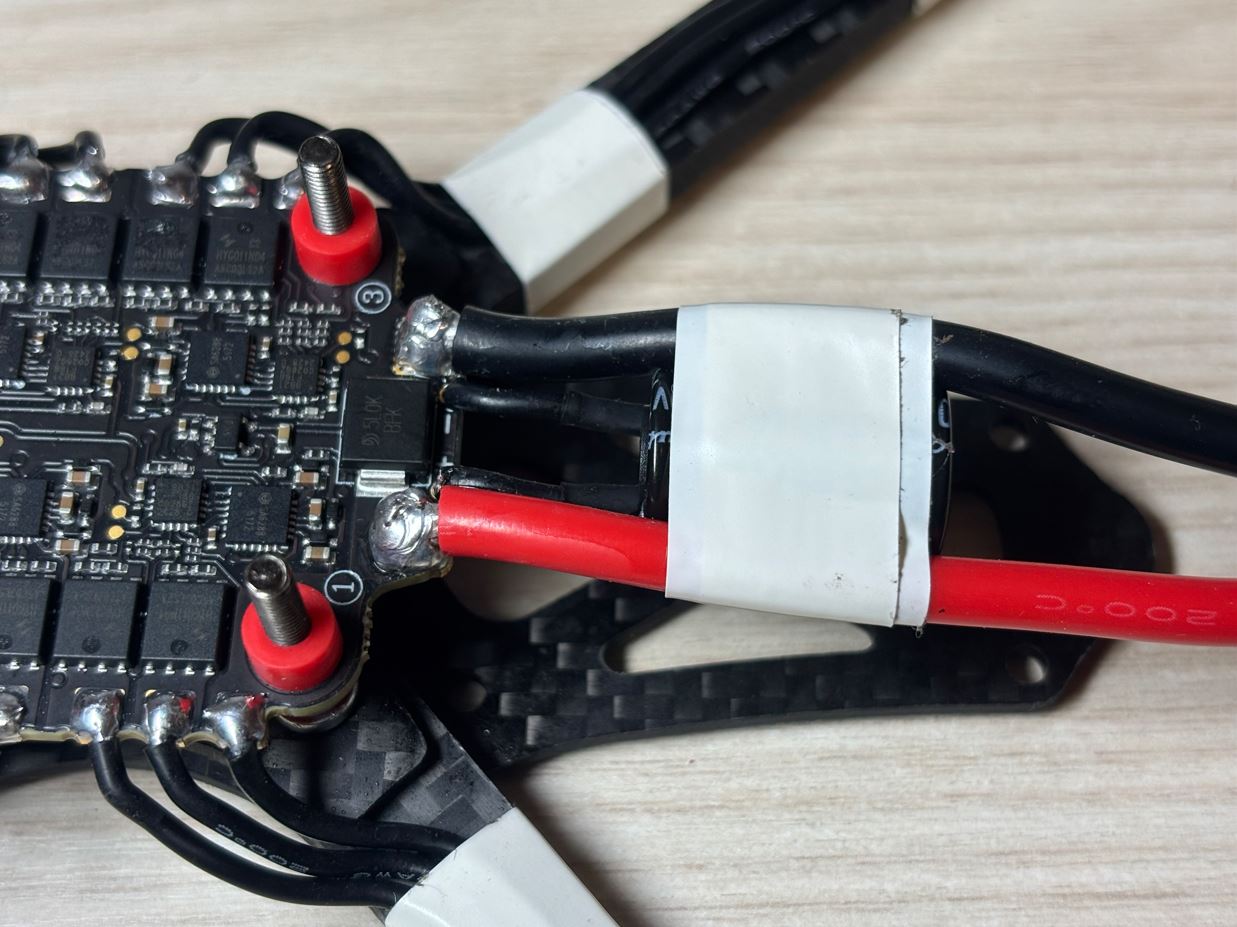 Připájený kondenzátor. / Soldered capacitor.