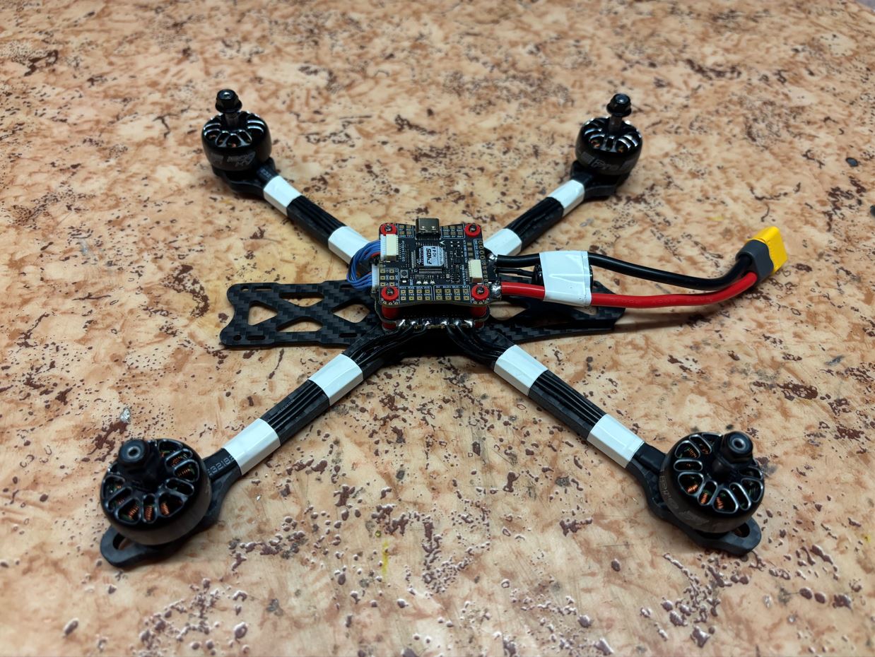 Rám s řídící jednotkou. / Frame with the flight controller.