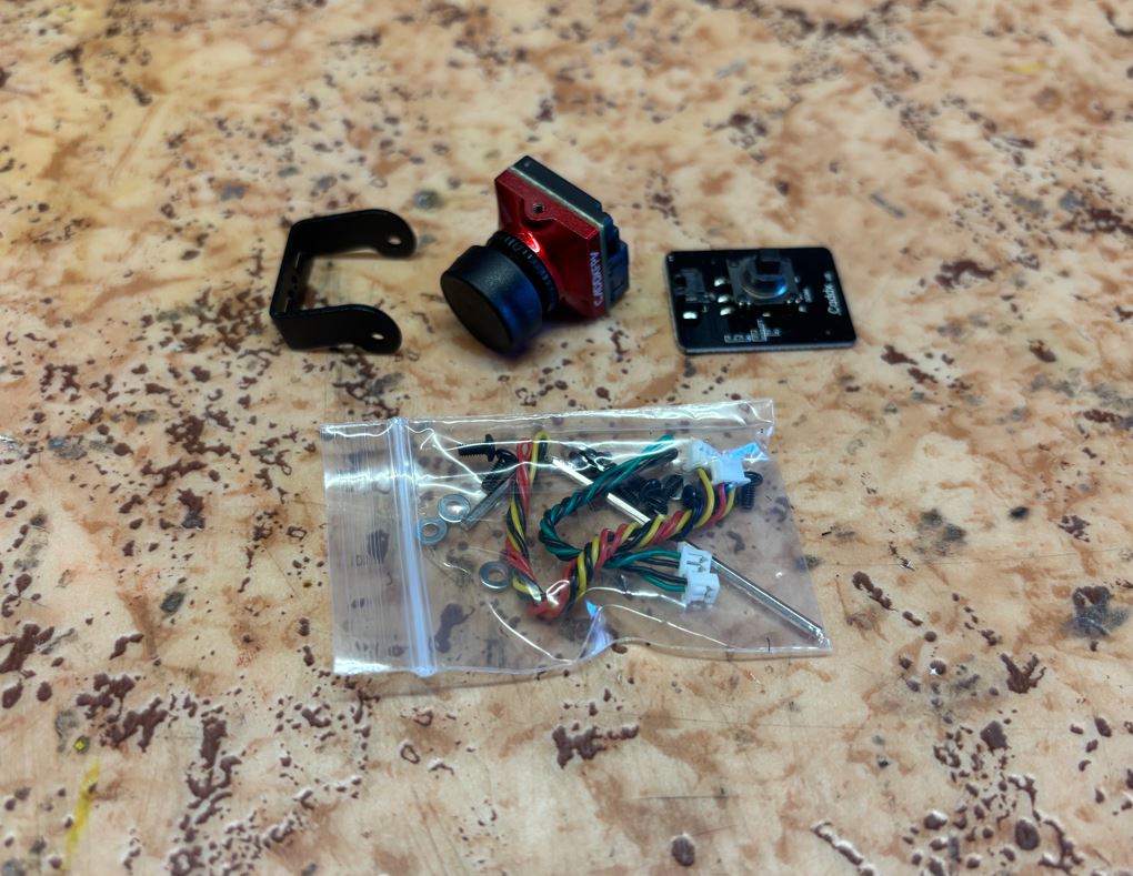 Obsah balení FPV kamery. / FPV camera package contents.