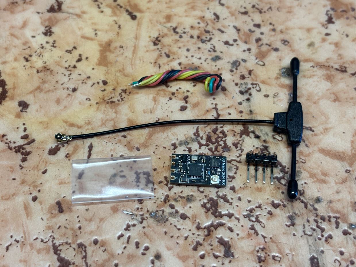 Obsah balení RC přijímače. / RC receiver package contents.