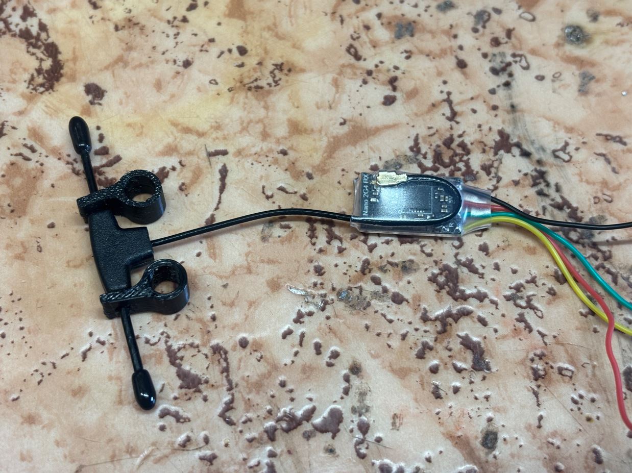 Anténa v TPU držáku a vysílač v bužírce. / Antenna in TPU mount and receiver in heat shrink.
