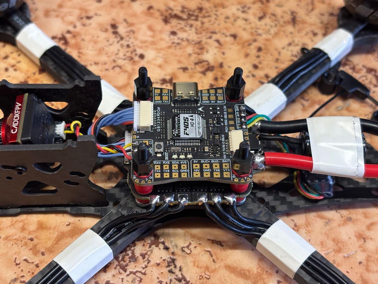 Řídící jednotka s nylonovými šroubky. / Flight controller with nylon standoffs.