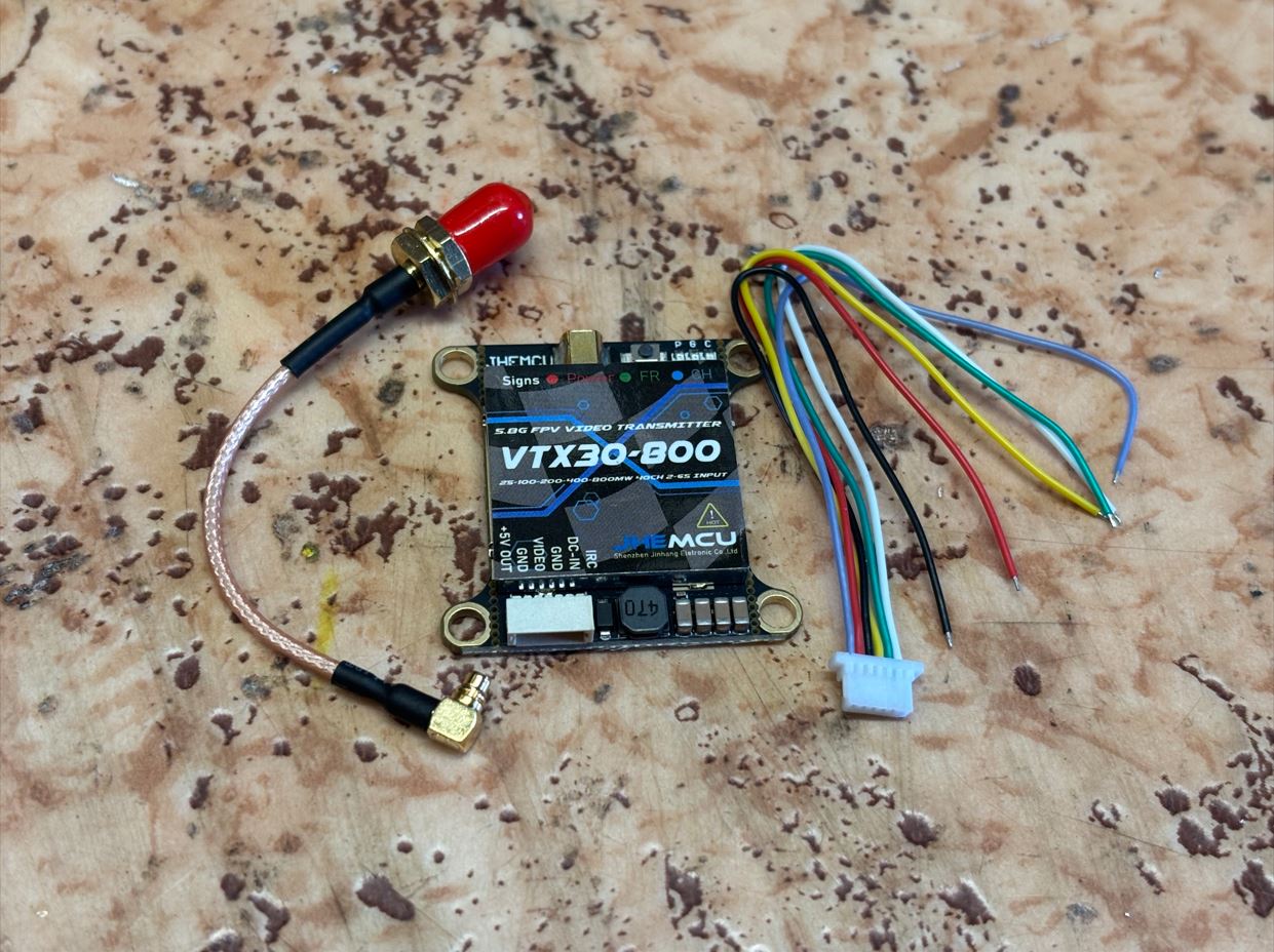 Obsah balení video vysílače. / Video transmitter package contents.