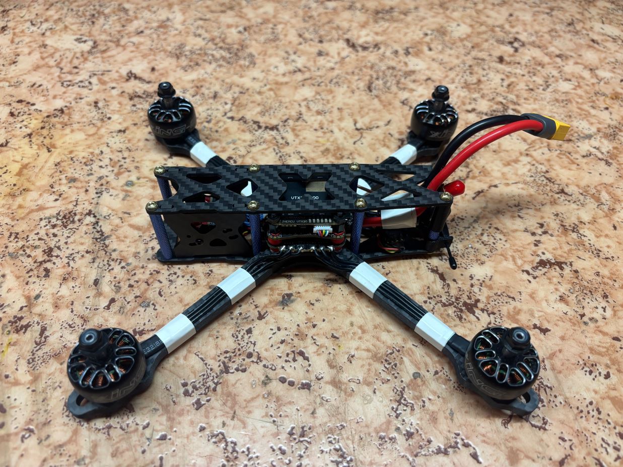 Dron s uzavřeným rámem. / Drone with closed frame.