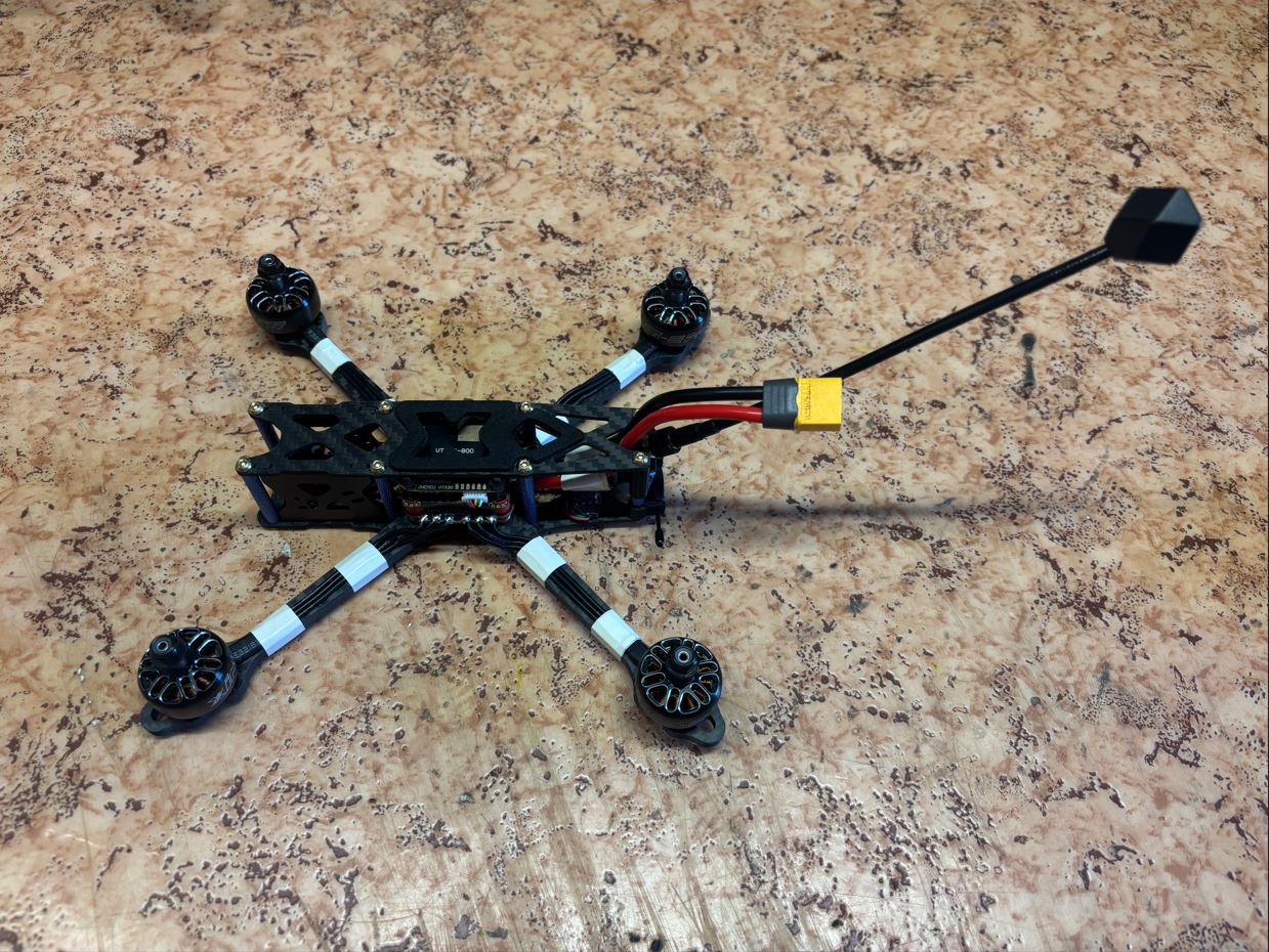 Dron s anténou video vysílače. / Drone with video transmitter antenna.