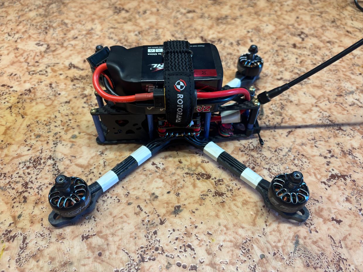Dron s baterií. / Drone with battery.