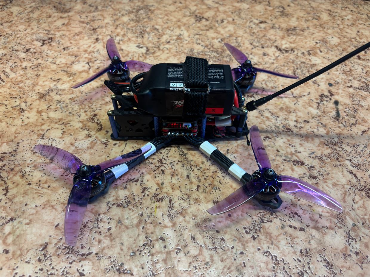 Sestavený dron s vrtulemi. / Assembled drone with propellers.