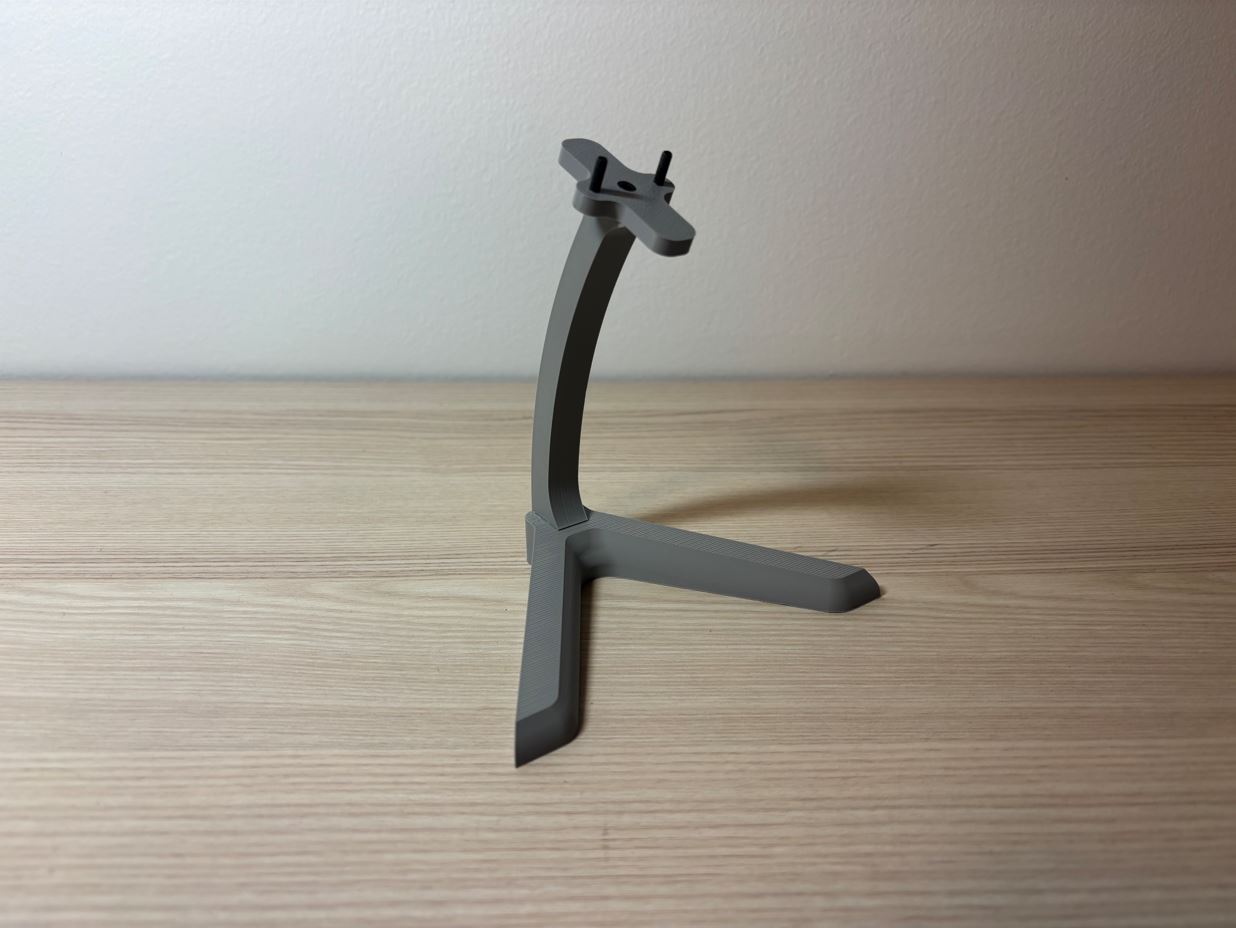 Sestavený stojan pro dron zboku. / Assembled drone stand side view.