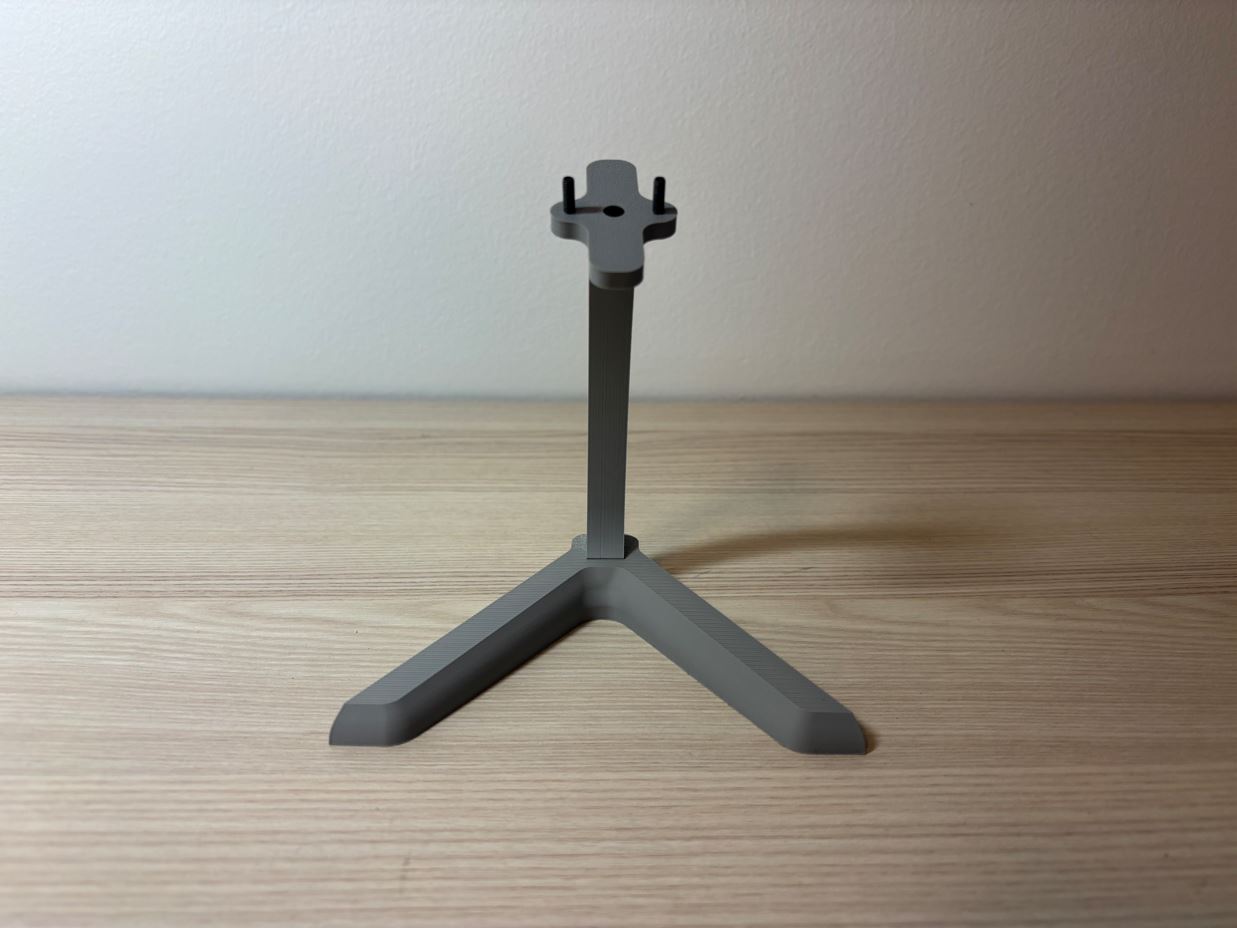Sestavený stojan pro dron zepředu. / Assembled drone stand front view.