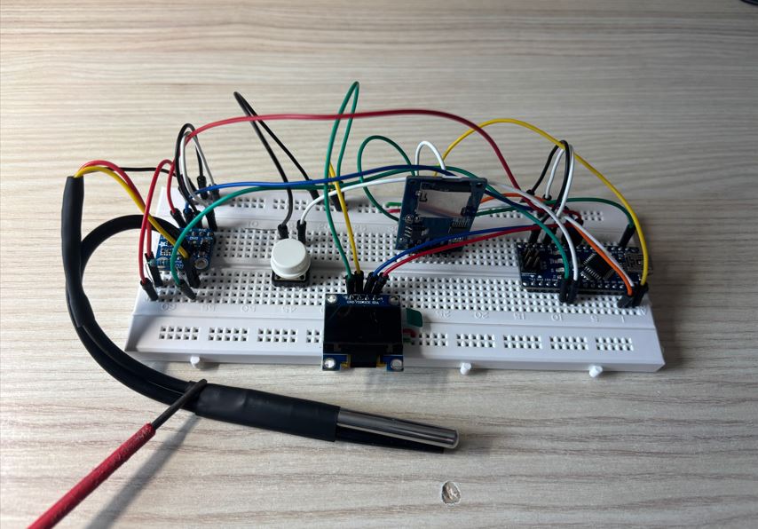 Projekt zapojený na breadboardu