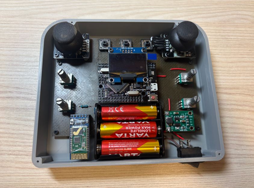 Elektronika zasazená do krabičky