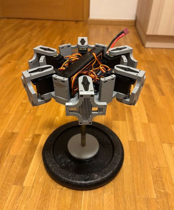 Částečně sestavený hexapod upevněný na pracovním stojanu