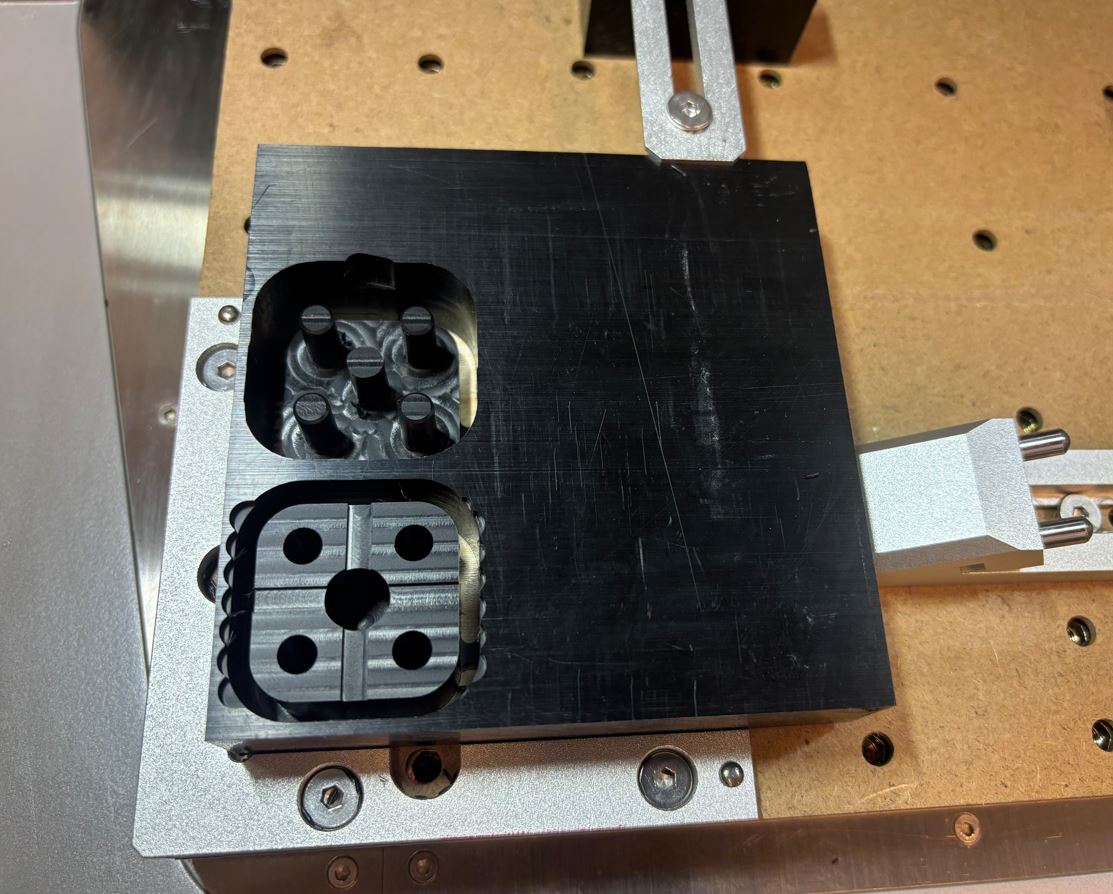 Materiál po dokončení operace Contour a Chamfer.
