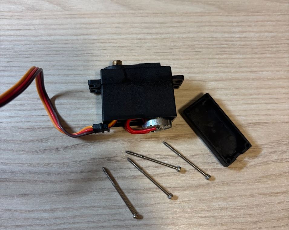Servo MG996R se sundaným zadním krytem