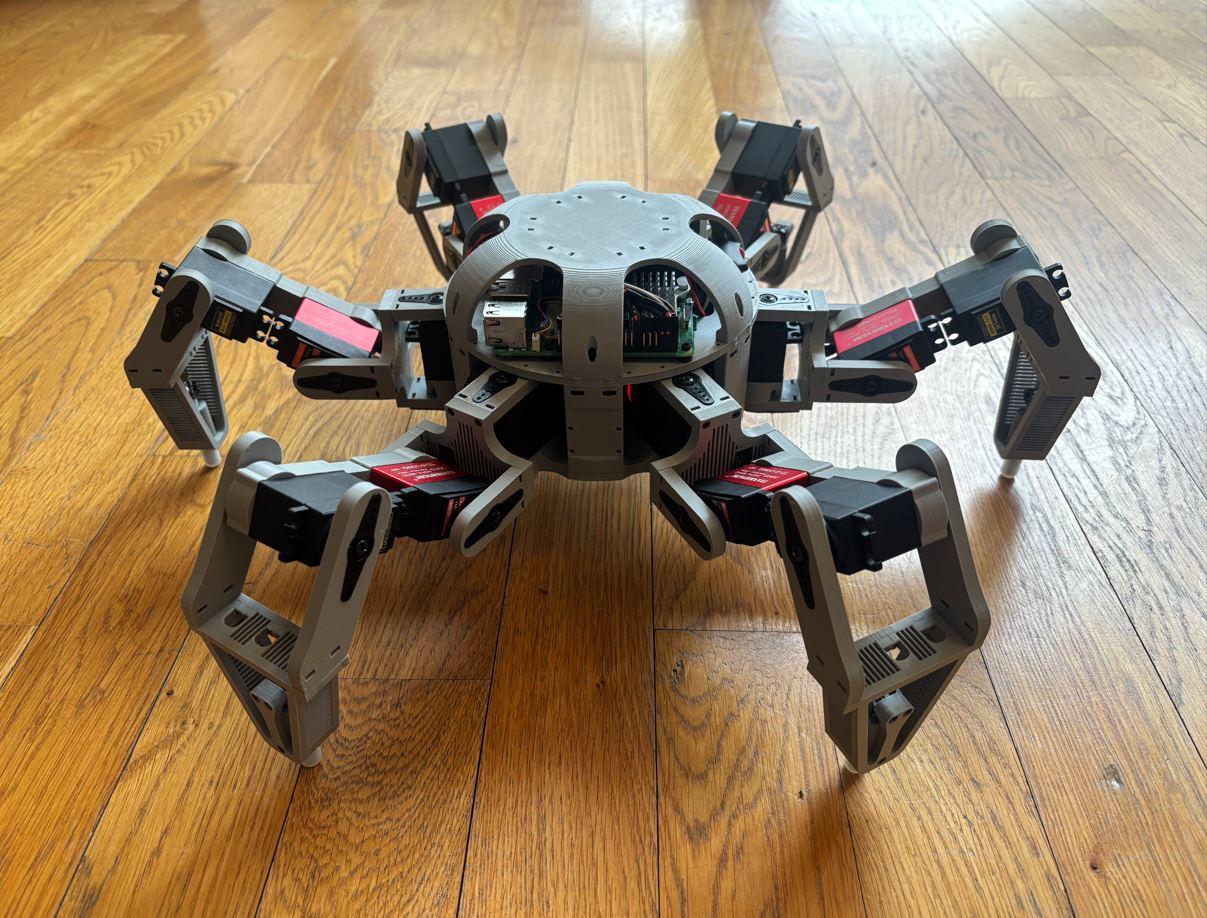 Sestavený hexapod zepředu.